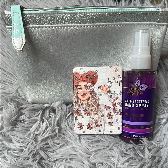 IPSY Silver Cosmetic Bag & BBW Blackberry Basil AntiBac Hand Spray & Fun Compact - Picture 6 of 9